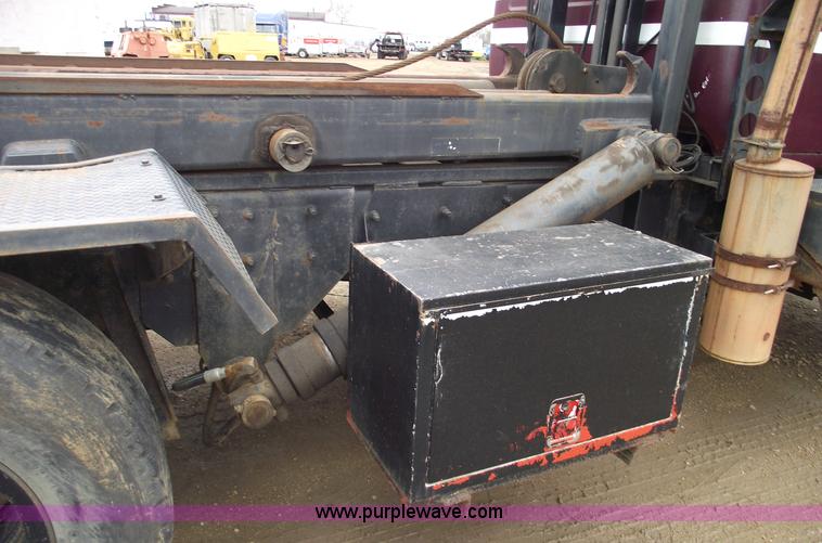 image for item 5761 1987 Mack DM686S roll-off truck