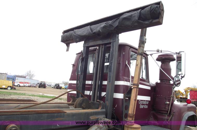 image for item 5761 1987 Mack DM686S roll-off truck