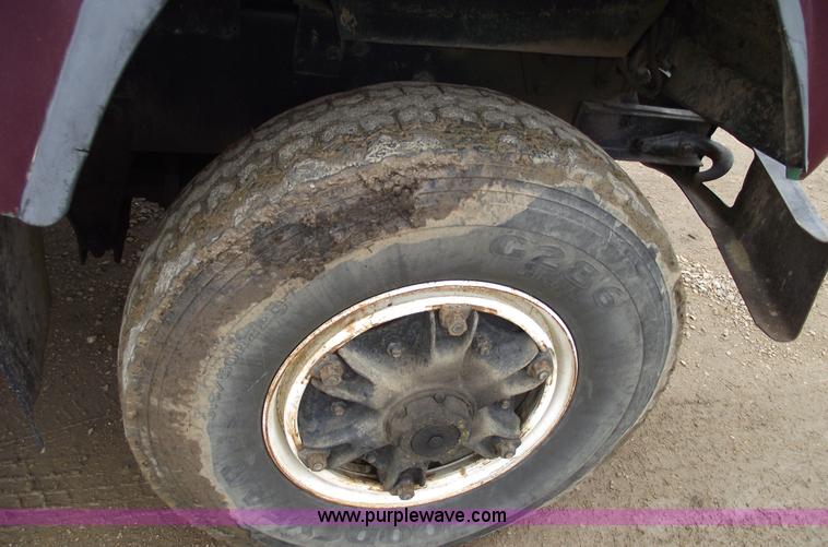 image for item 5761 1987 Mack DM686S roll-off truck