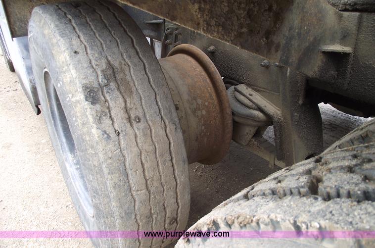 image for item 5761 1987 Mack DM686S roll-off truck