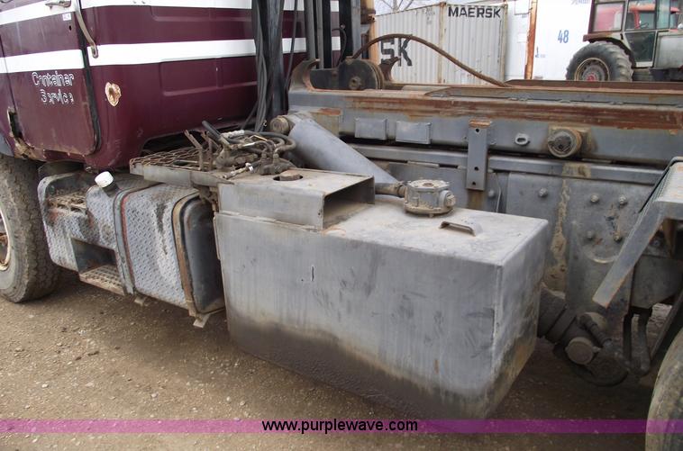 image for item 5761 1987 Mack DM686S roll-off truck