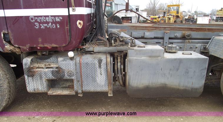 image for item 5761 1987 Mack DM686S roll-off truck