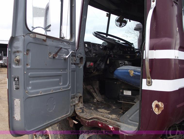 image for item 5761 1987 Mack DM686S roll-off truck