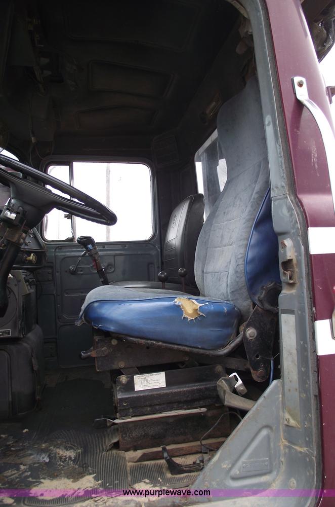 image for item 5761 1987 Mack DM686S roll-off truck