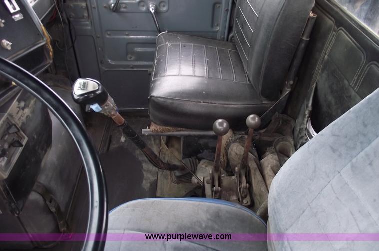 image for item 5761 1987 Mack DM686S roll-off truck