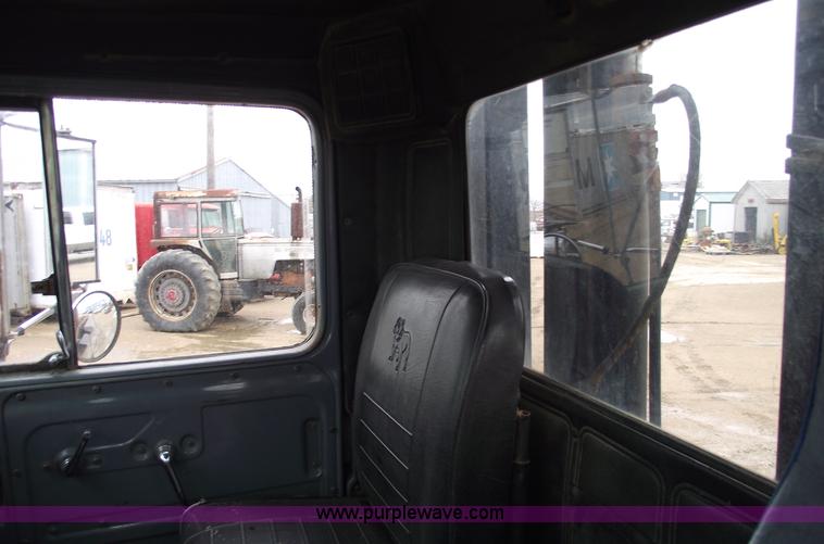 image for item 5761 1987 Mack DM686S roll-off truck