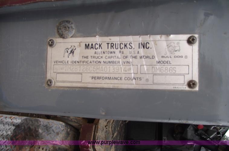 image for item 5761 1987 Mack DM686S roll-off truck
