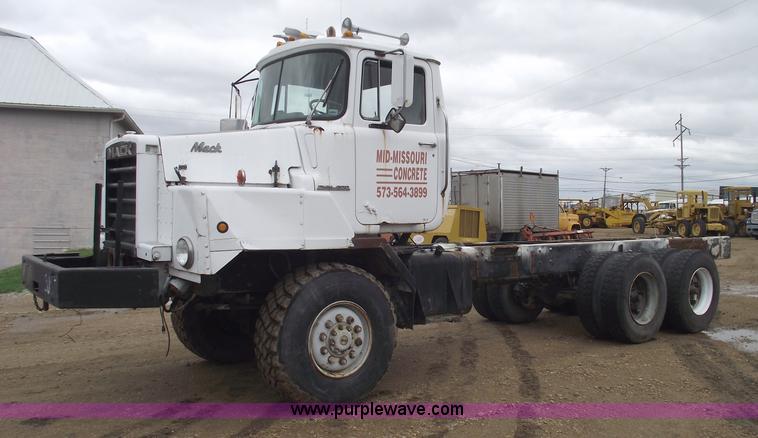 image for item 5762 1975 Mack DMM-600 truck