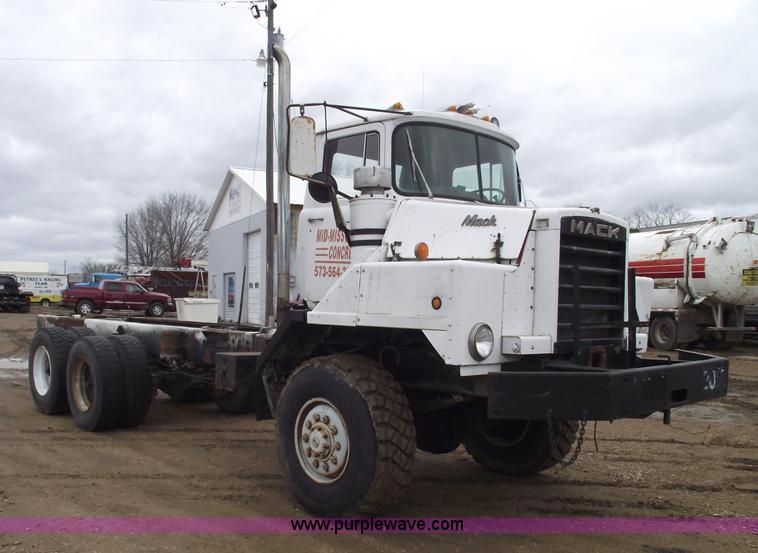 image for item 5762 1975 Mack DMM-600 truck