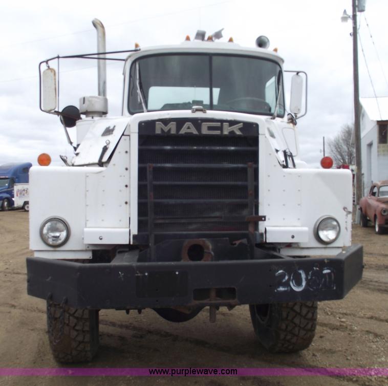 image for item 5762 1975 Mack DMM-600 truck