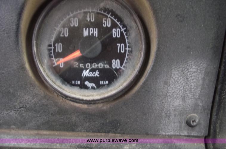 image for item 5762 1975 Mack DMM-600 truck