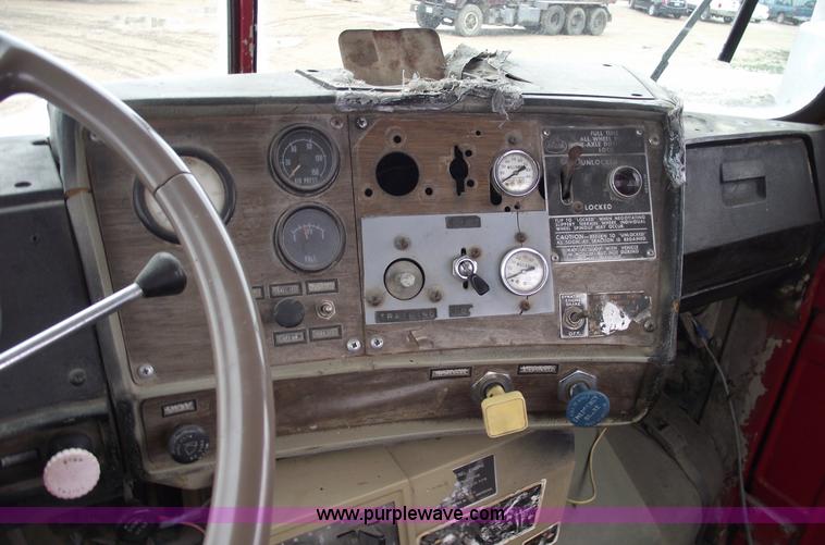 image for item 5762 1975 Mack DMM-600 truck