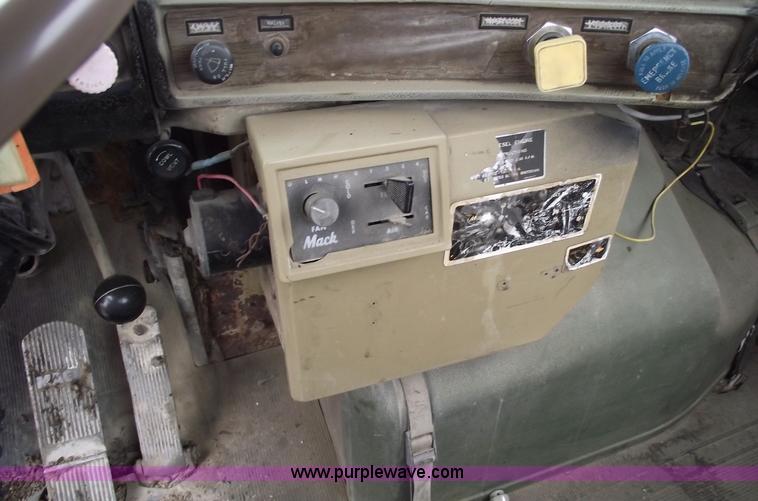 image for item 5762 1975 Mack DMM-600 truck