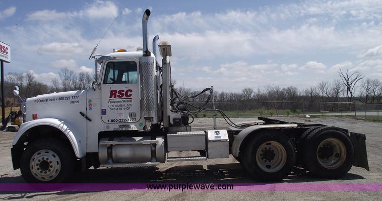 image for item 5775 2005 Freightliner FLD120 SD semi truck