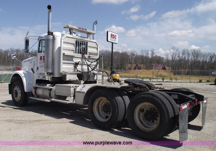 image for item 5775 2005 Freightliner FLD120 SD semi truck