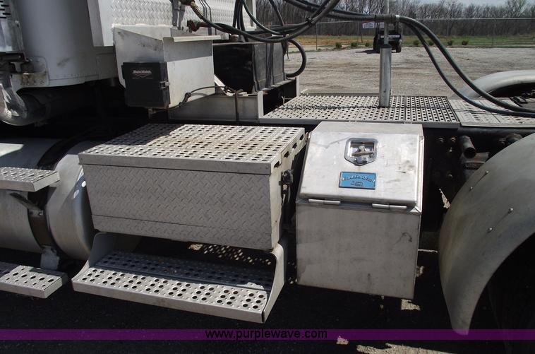 image for item 5775 2005 Freightliner FLD120 SD semi truck