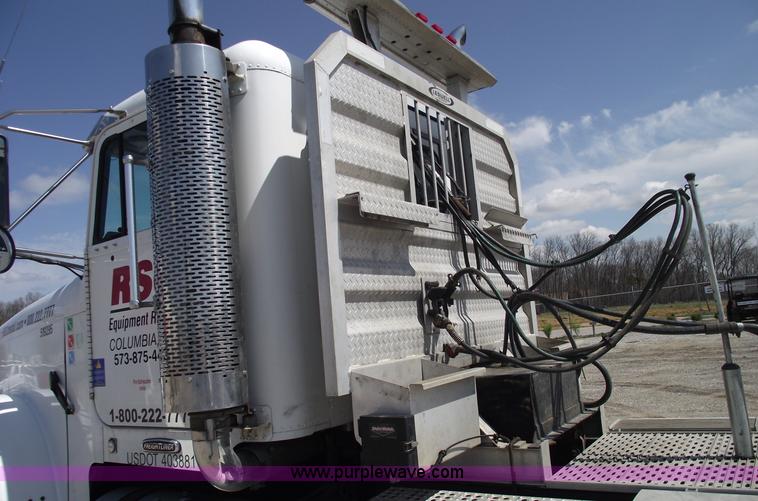 image for item 5775 2005 Freightliner FLD120 SD semi truck