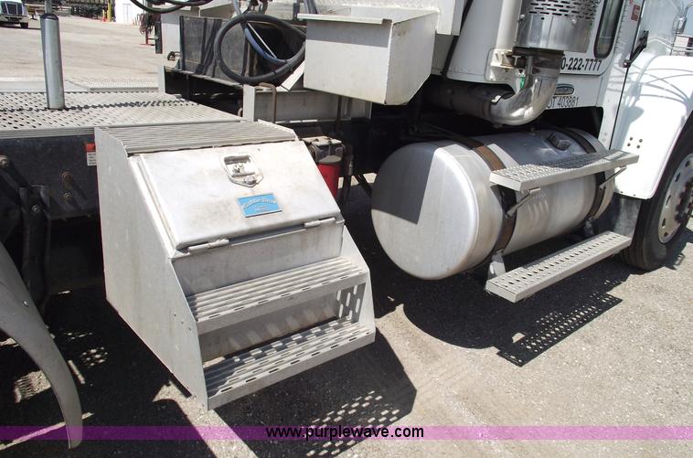 image for item 5775 2005 Freightliner FLD120 SD semi truck