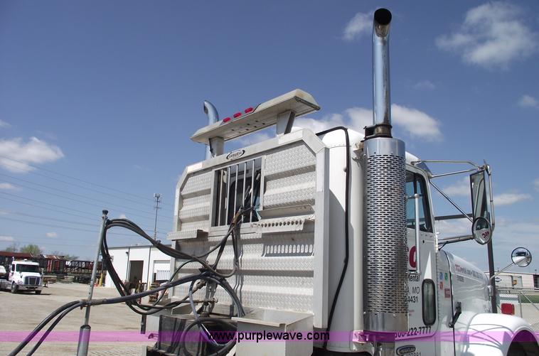 image for item 5775 2005 Freightliner FLD120 SD semi truck