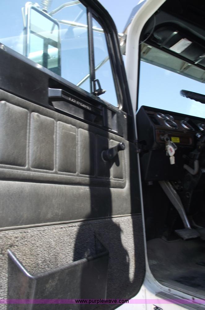 image for item 5775 2005 Freightliner FLD120 SD semi truck