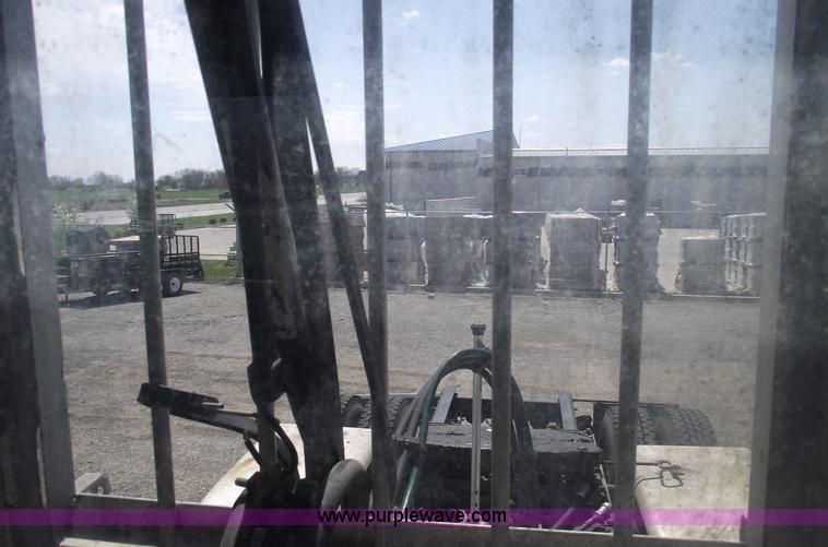 image for item 5775 2005 Freightliner FLD120 SD semi truck