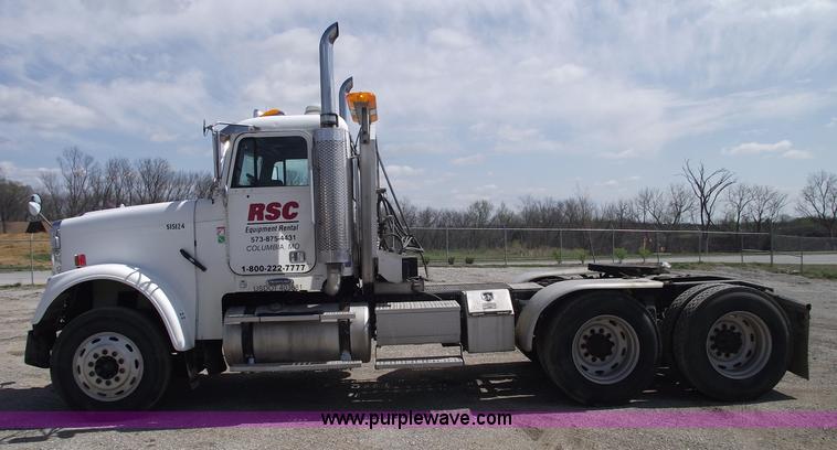 image for item 5776 2005 Freightliner FLD120 SD-TA semi truck