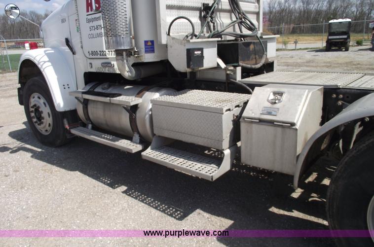 image for item 5776 2005 Freightliner FLD120 SD-TA semi truck