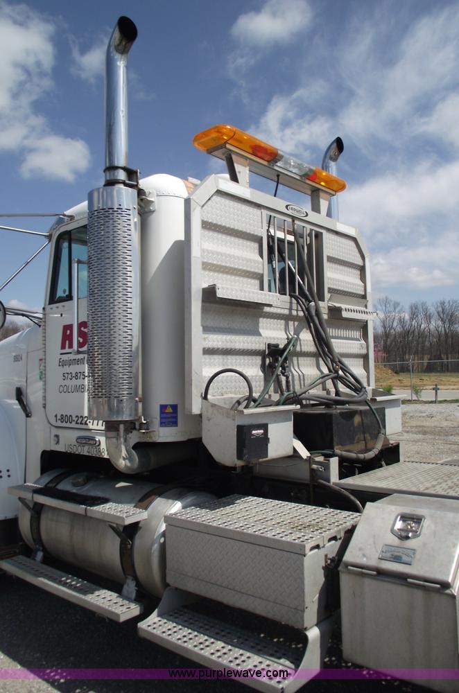 image for item 5776 2005 Freightliner FLD120 SD-TA semi truck