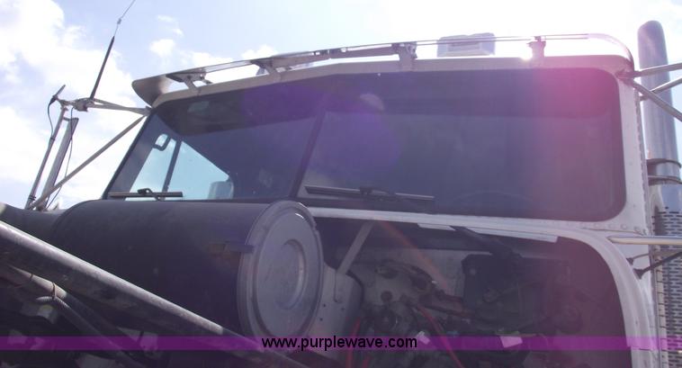 image for item 5776 2005 Freightliner FLD120 SD-TA semi truck