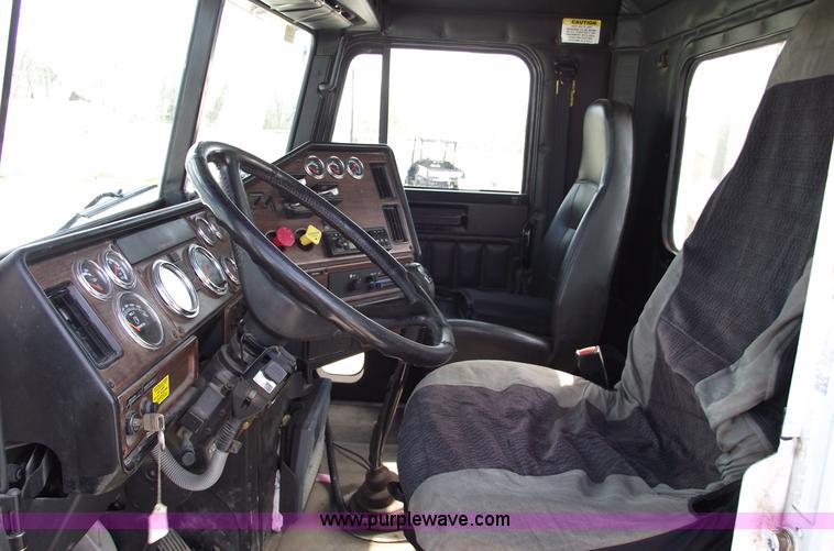 image for item 5776 2005 Freightliner FLD120 SD-TA semi truck