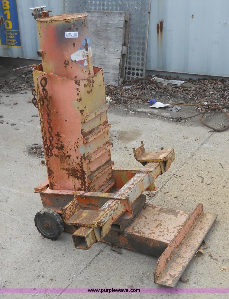 image for item 7841 Royal SAV T hoist air jack