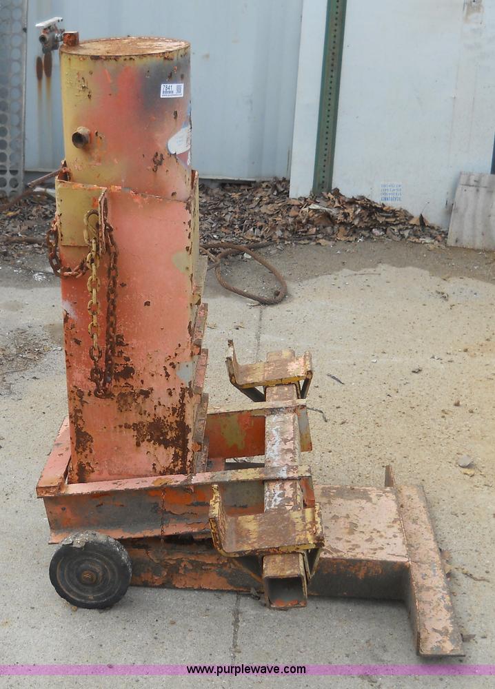 image for item 7841 Royal SAV T hoist air jack