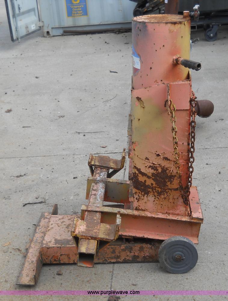 image for item 7841 Royal SAV T hoist air jack