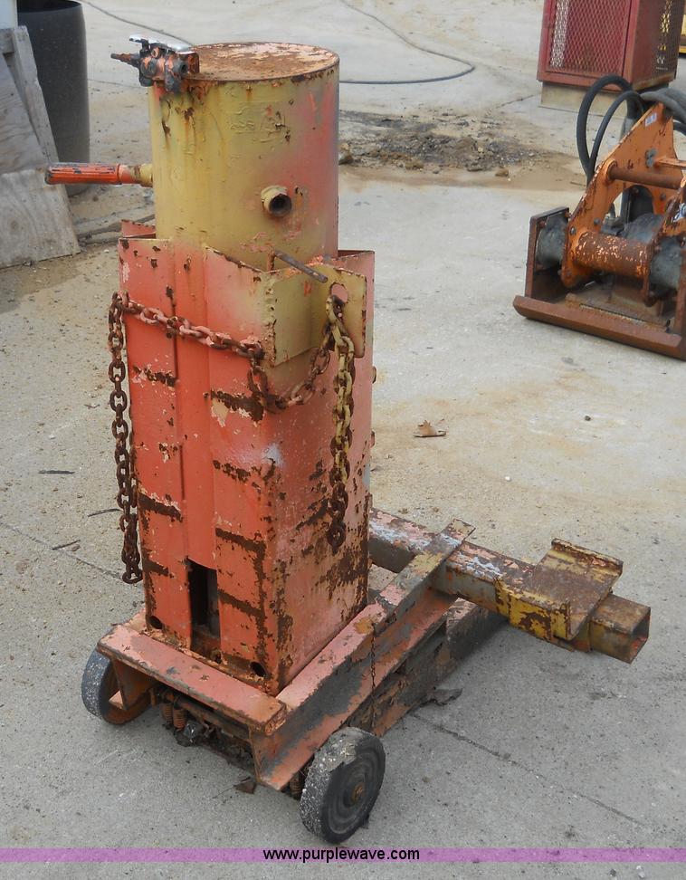 image for item 7841 Royal SAV T hoist air jack