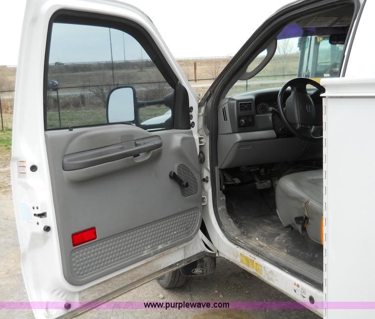image for item 7847 2004 Ford F550 Super Duty SX truck