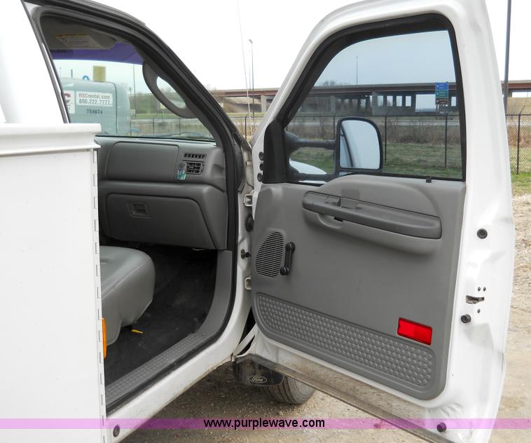 image for item 7847 2004 Ford F550 Super Duty SX truck