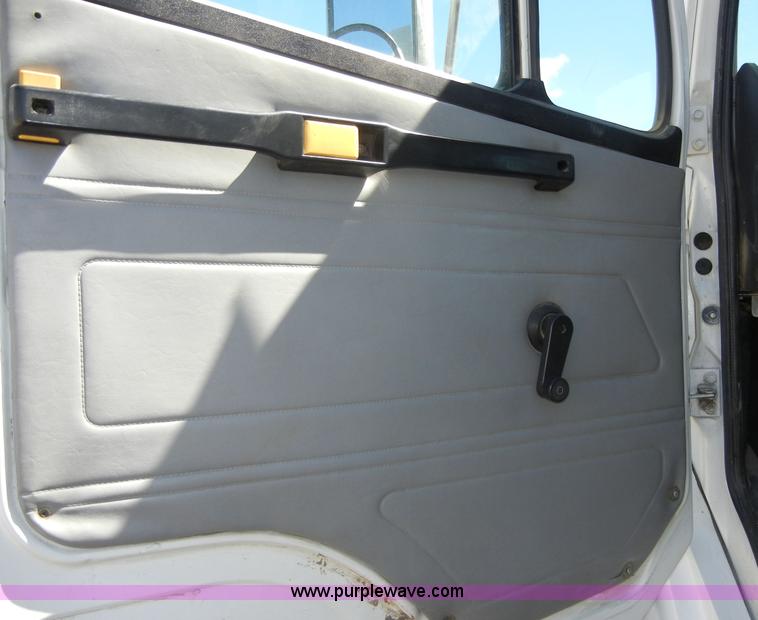 image for item 8517 1996 Freightliner FL112 service truck