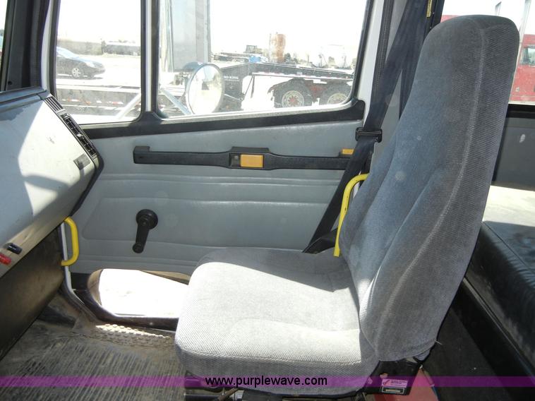 image for item 8517 1996 Freightliner FL112 service truck