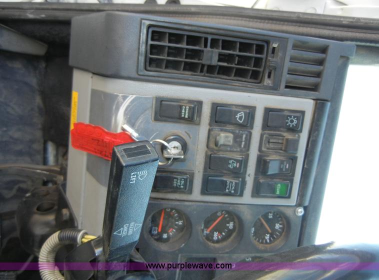 image for item 8517 1996 Freightliner FL112 service truck