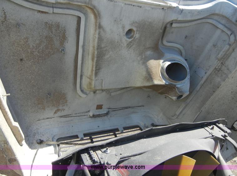 image for item 8517 1996 Freightliner FL112 service truck