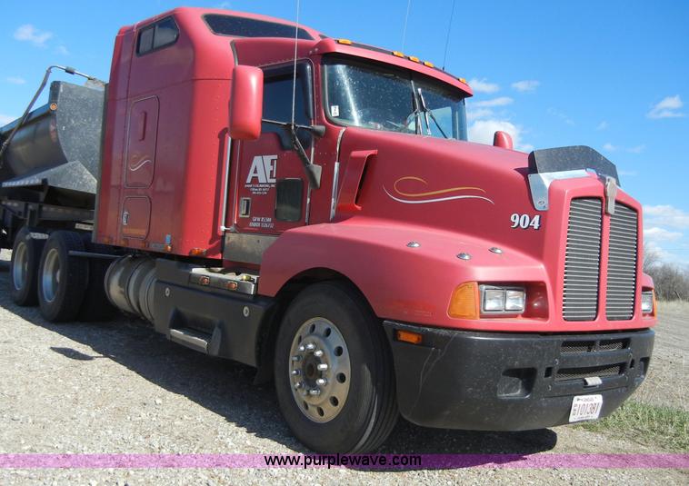 image for item 8537 1995 Kenworth T600  semi truck