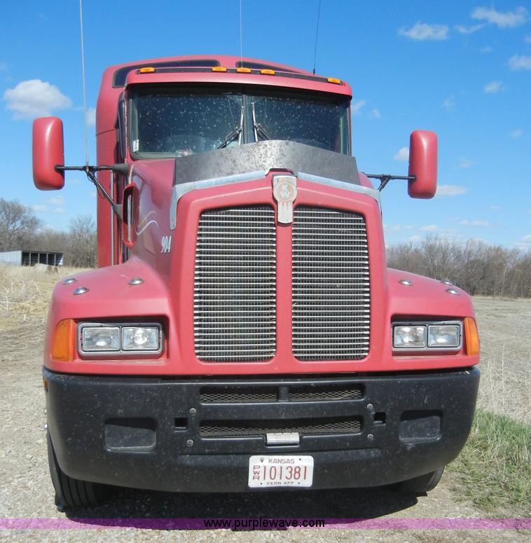 image for item 8537 1995 Kenworth T600  semi truck