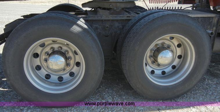 image for item 8537 1995 Kenworth T600  semi truck