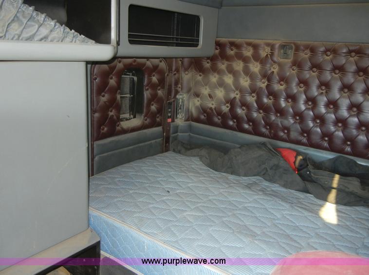 image for item 8537 1995 Kenworth T600  semi truck