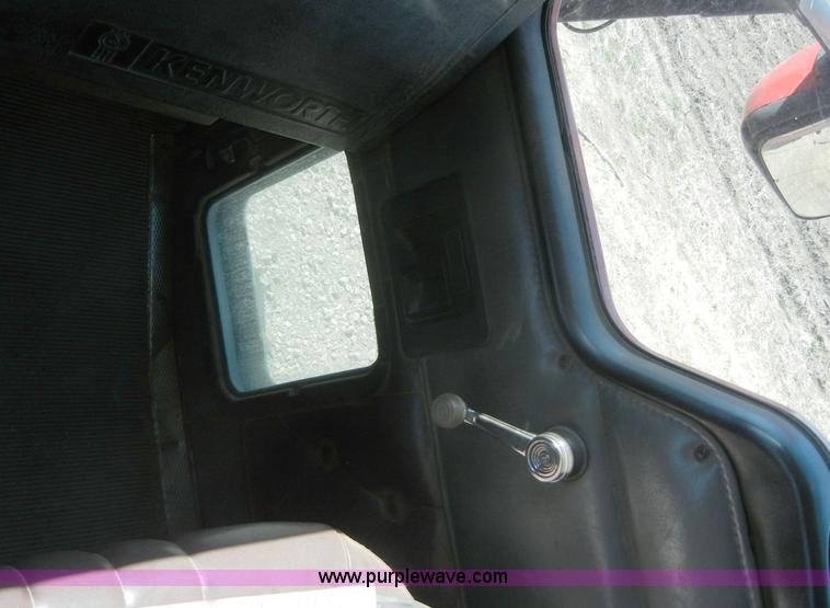 image for item 8537 1995 Kenworth T600  semi truck