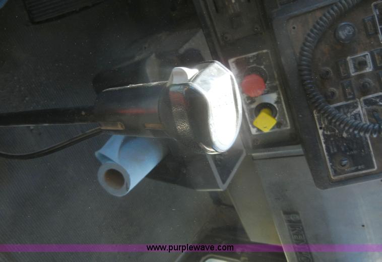 image for item 8537 1995 Kenworth T600  semi truck