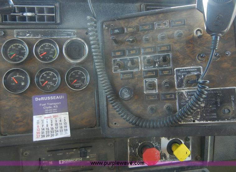 image for item 8537 1995 Kenworth T600  semi truck