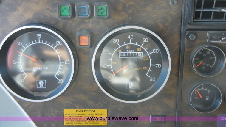 image for item 8537 1995 Kenworth T600  semi truck