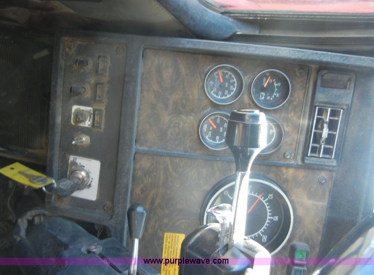 image for item 8537 1995 Kenworth T600  semi truck