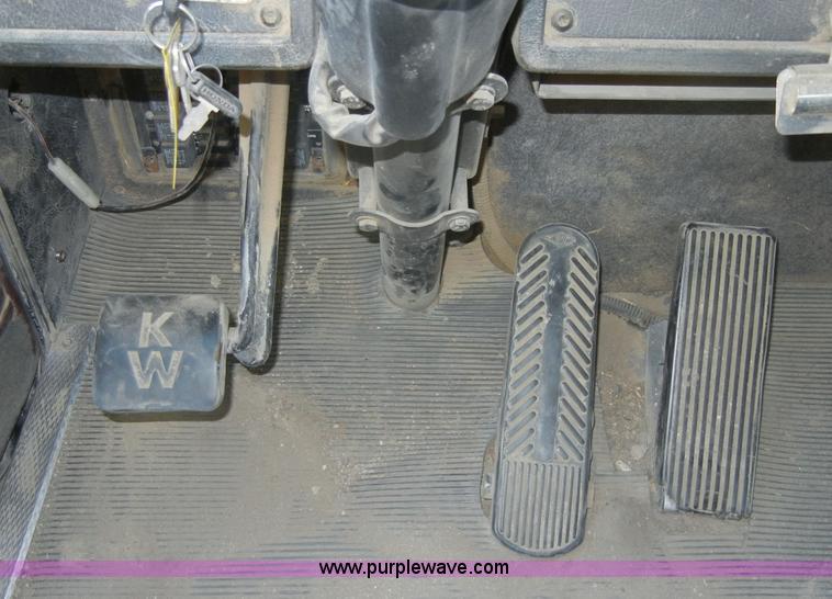 image for item 8537 1995 Kenworth T600  semi truck